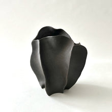 Load image into Gallery viewer, Black clay wave vase