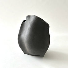 Load image into Gallery viewer, Black clay wave vase