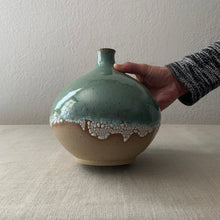 Load image into Gallery viewer, Vase, shoreline
